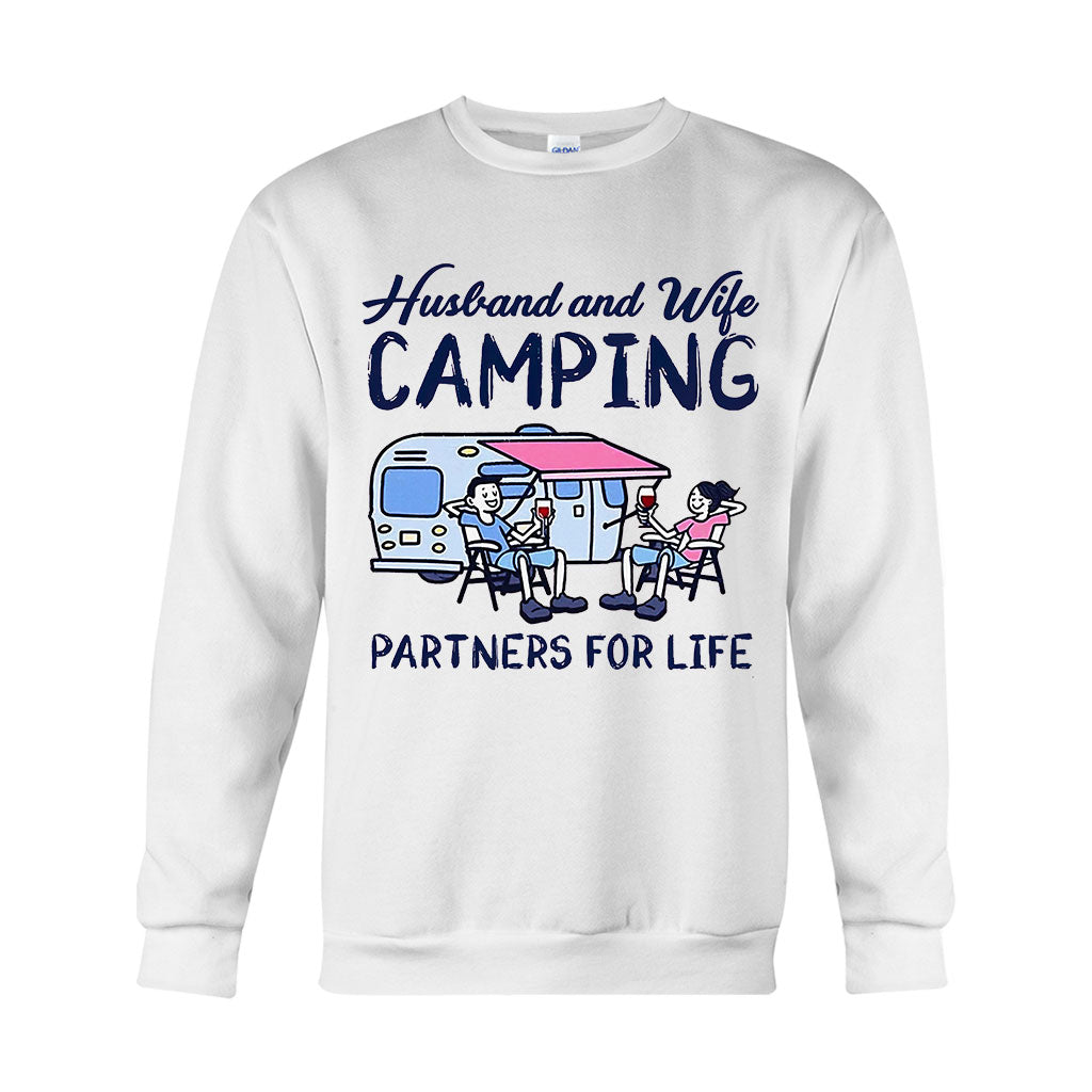 Campingpartner fürs Leben – Camping-T-Shirt und Hoodie für Ehepaare (112021)