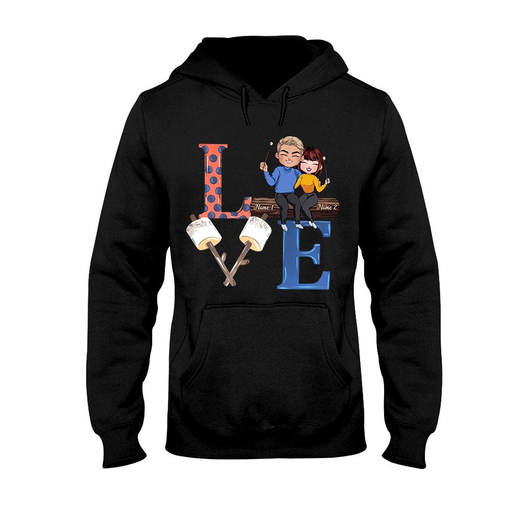 Liebespaare beim Camping – Personalisiertes T-Shirt und Hoodie