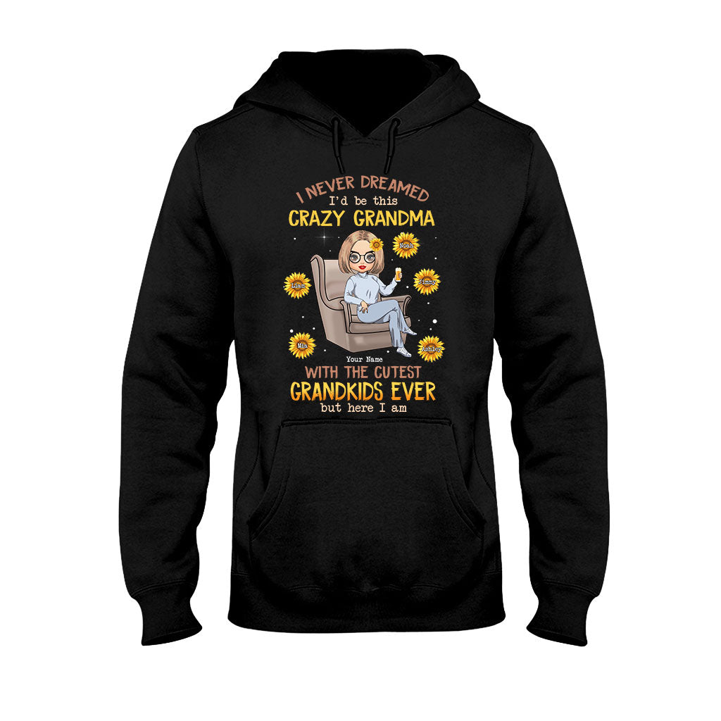 Hätte ich mir nie träumen lassen, diese verrückte Oma der süßesten Enkelkinder zu sein – personalisiertes T-Shirt und Hoodie