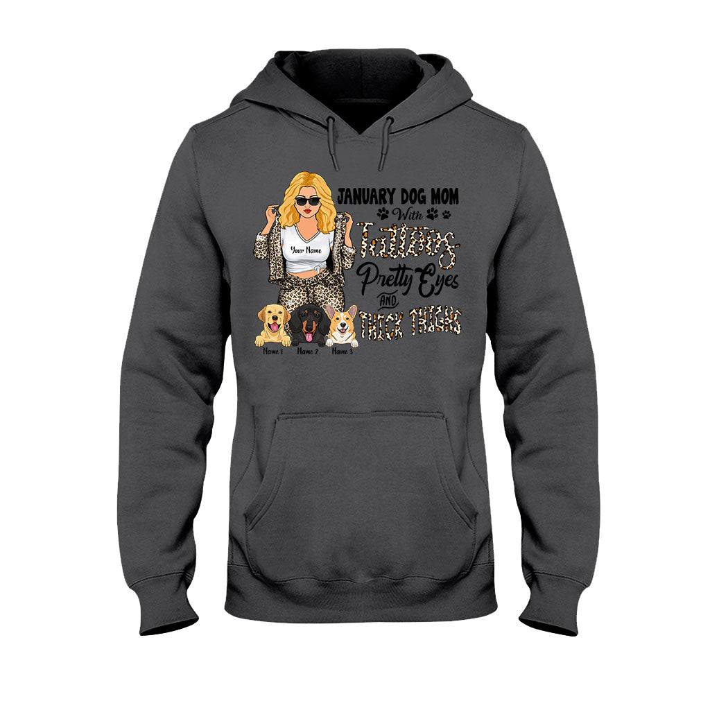 Hundemama mit Tattoos, schönen Augen und kräftigen Schenkeln – personalisiertes Muttertags-T-Shirt und Hoodie für Hundebesitzer.