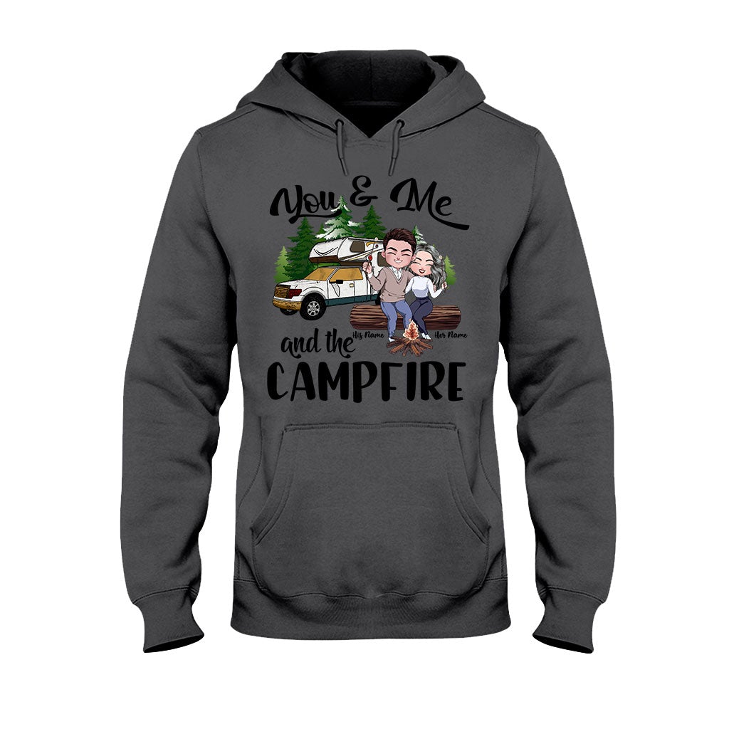 Du und ich und das Lagerfeuer – Personalisiertes Camping-T-Shirt und Hoodie