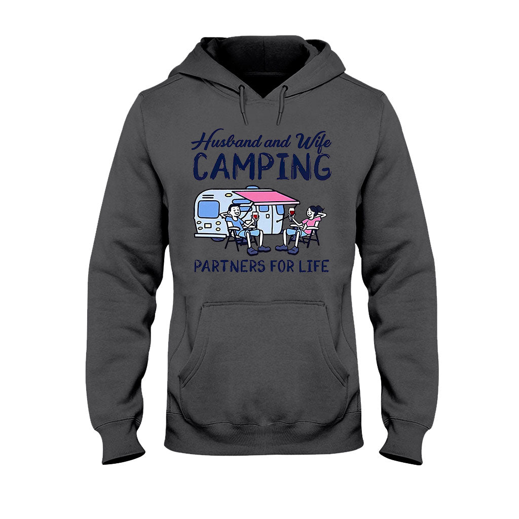 Campingpartner fürs Leben – Camping-T-Shirt und Hoodie für Ehepaare (112021)