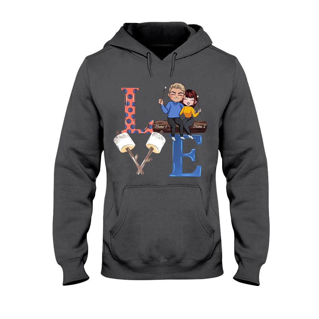 Liebespaare beim Camping – Personalisiertes T-Shirt und Hoodie