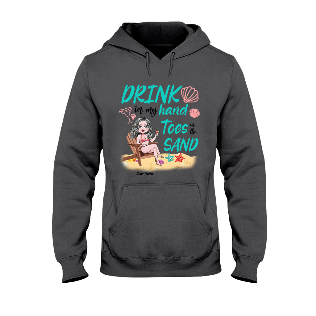 Drink in My Hand Toes The Sand - Personalisiertes T-Shirt und Hoodie für Meeresliebhaber