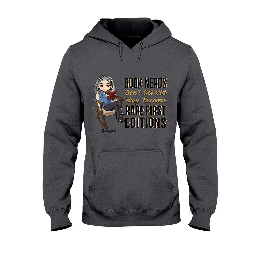 Bücherwürmer werden nicht alt – Personalisiertes T-Shirt und Hoodie