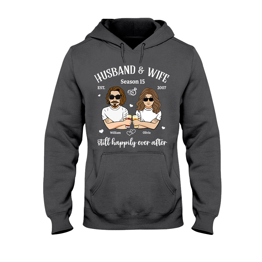 Ehemann und Ehefrau immer noch glücklich – Personalisiertes Partner-T-Shirt und Hoodie