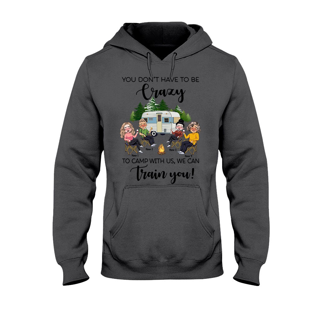 Du musst nicht verrückt sein, um mit uns zu campen – personalisiertes Camping-T-Shirt und Hoodie