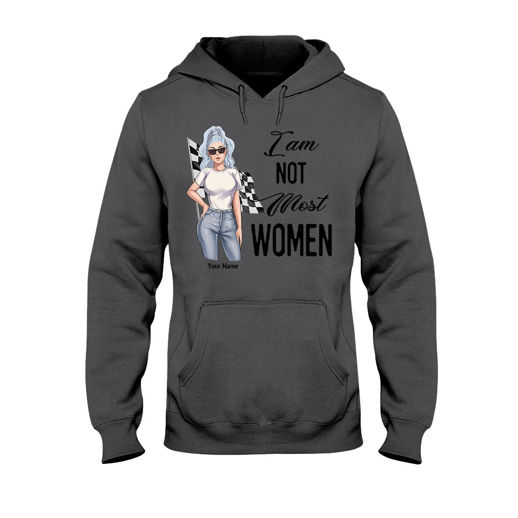 Ich bin nicht wie die meisten Frauen – Personalisiertes Renn-T-Shirt und Hoodie