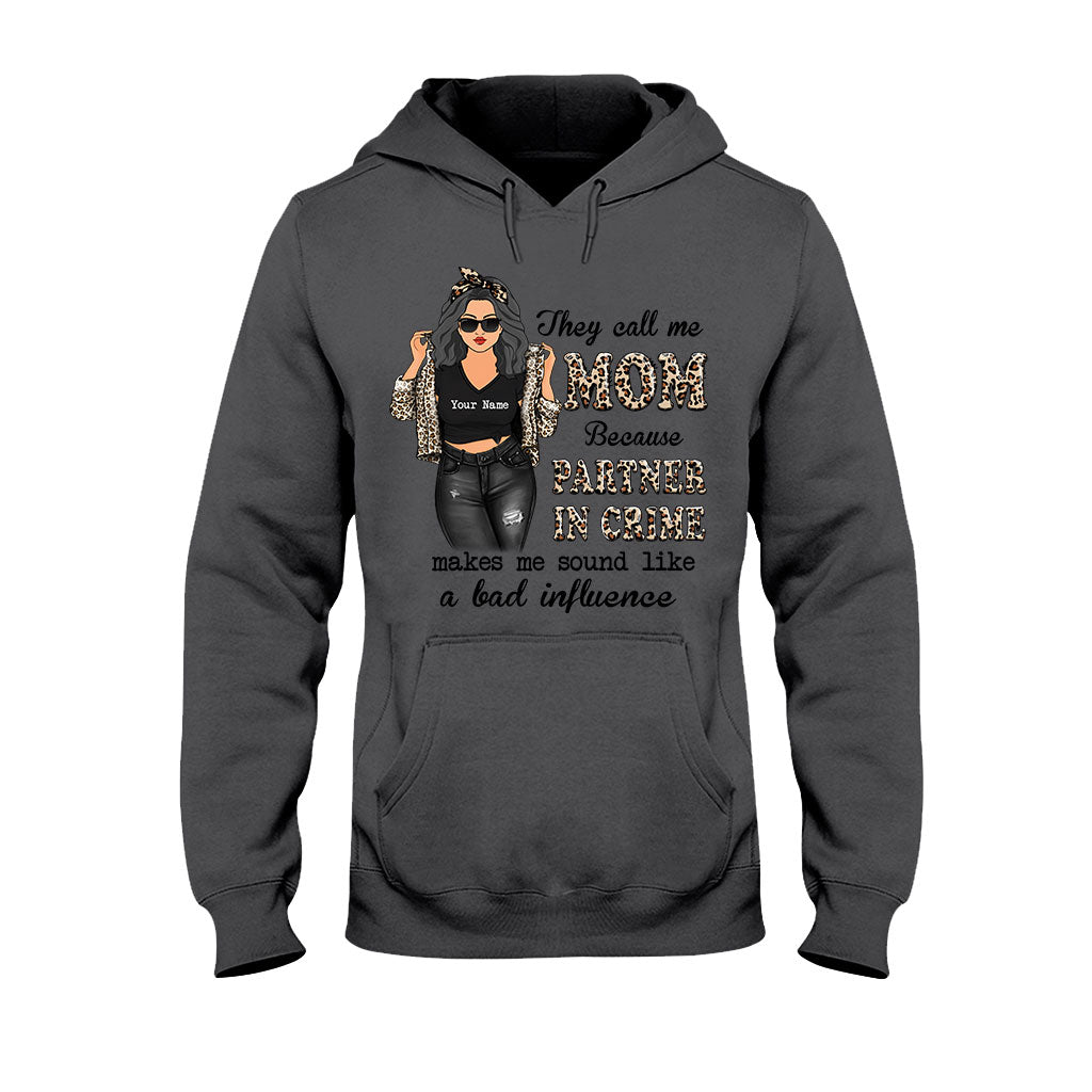Sie nennen mich Mama, Komplizin – personalisiertes Muttertags-T-Shirt und Hoodie
