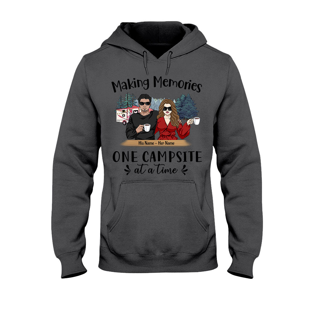 Nur wir zwei beim Camping – Personalisiertes T-Shirt und Hoodie