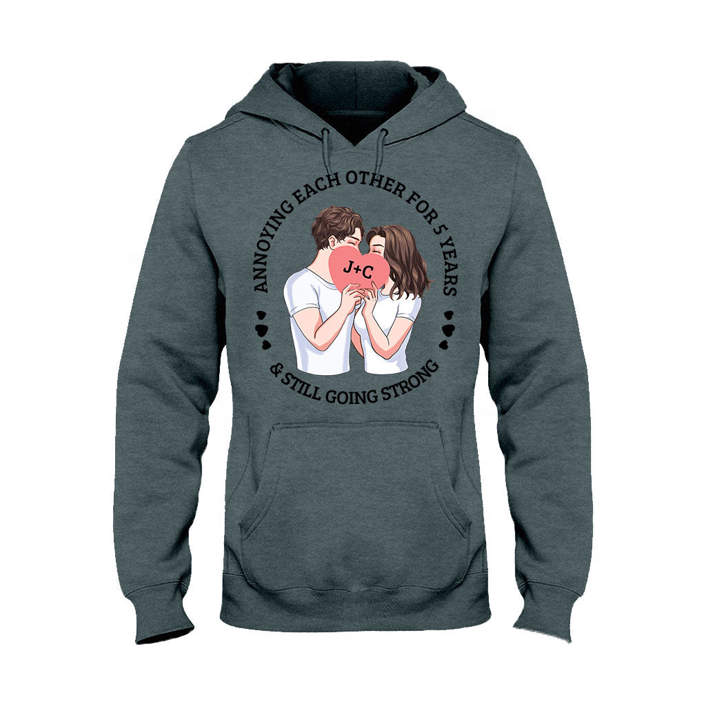 Sie ärgern sich seit Jahren und sind immer noch glücklich zusammen – personalisiertes Pärchen-T-Shirt und Hoodie