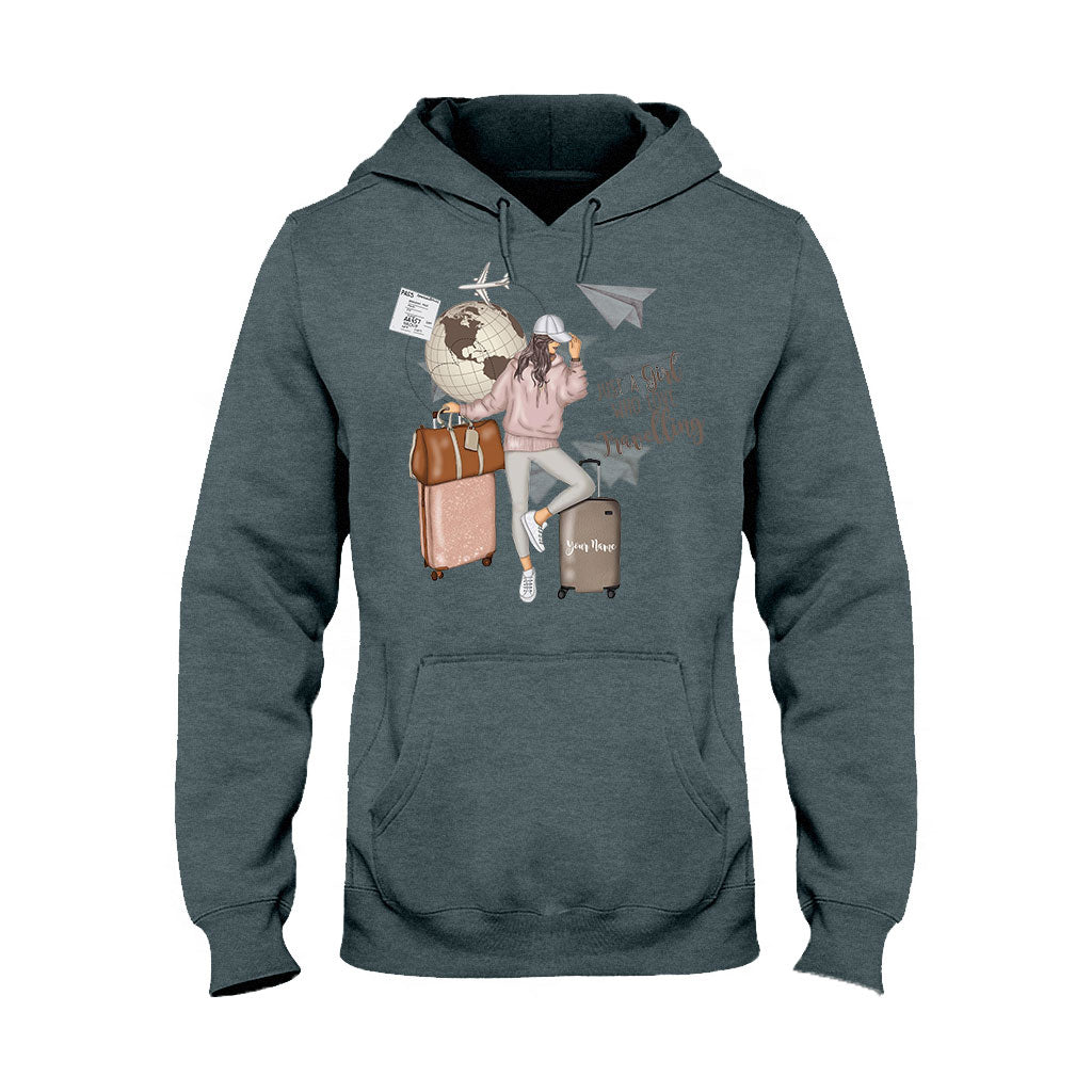 Einfach ein Mädchen, das gerne reist – personalisiertes T-Shirt und Hoodie