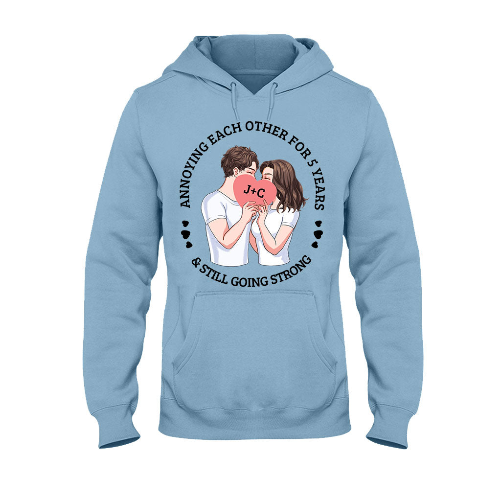 Sie ärgern sich seit Jahren und sind immer noch glücklich zusammen – personalisiertes Pärchen-T-Shirt und Hoodie