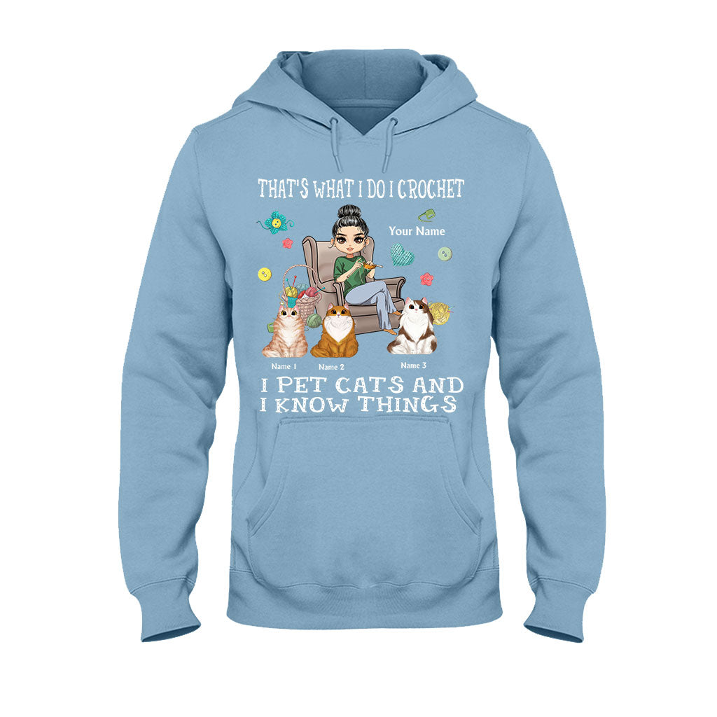 Das ist, was ich mache: Ich häkle, ich streichle Katzen und ich weiß Dinge – personalisiertes T-Shirt und Hoodie
