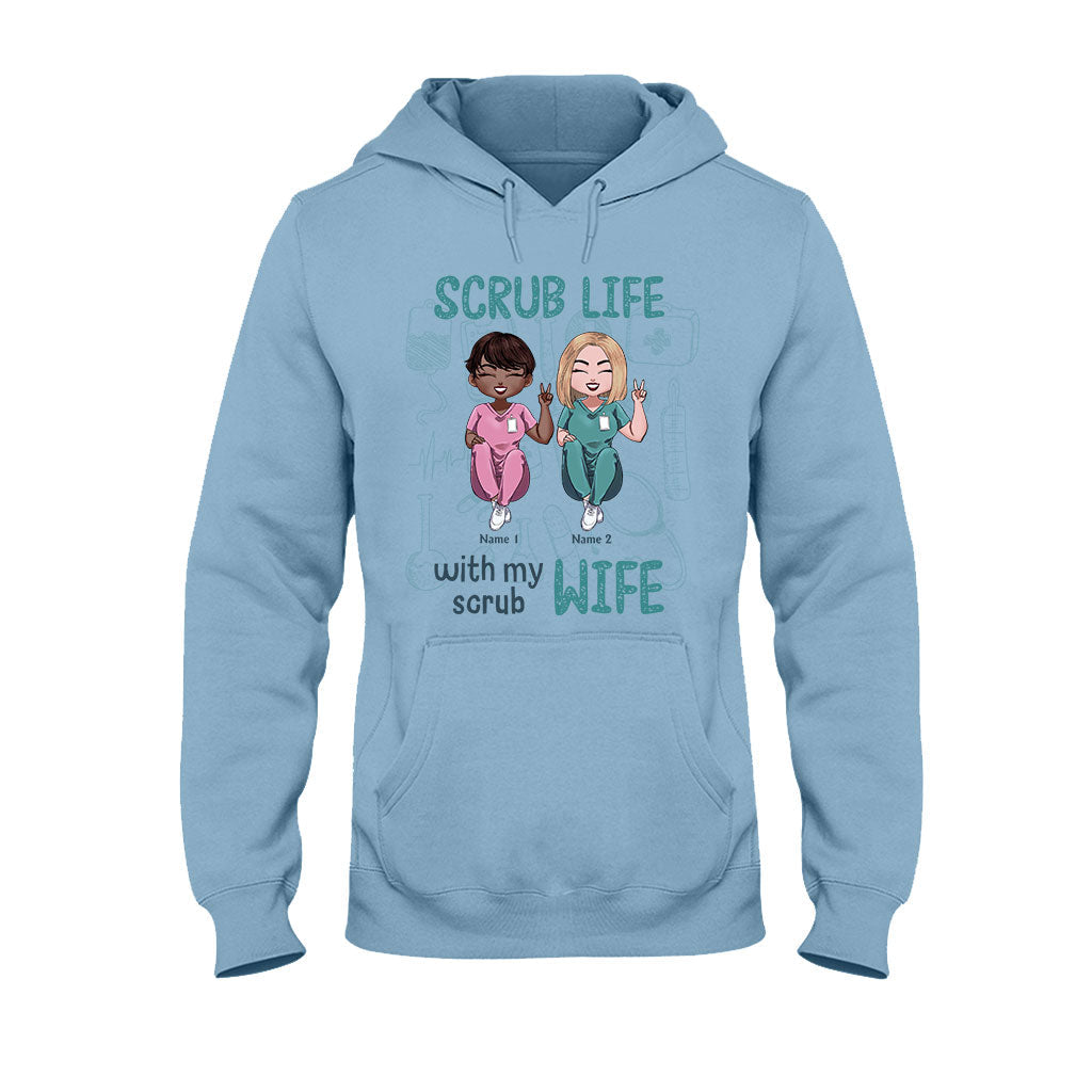 Das Leben mit meiner OP-Frau – personalisiertes T-Shirt und Hoodie für Krankenschwestern
