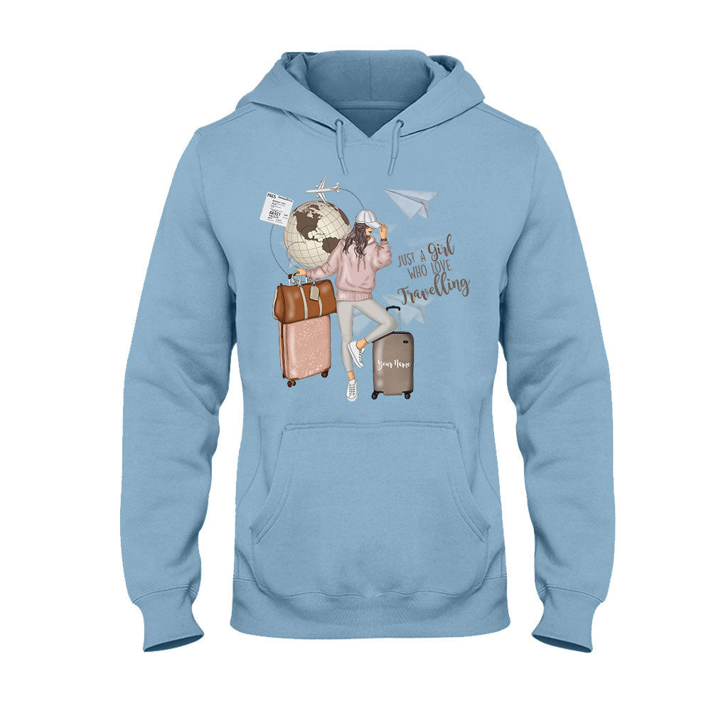Einfach ein Mädchen, das gerne reist – personalisiertes T-Shirt und Hoodie