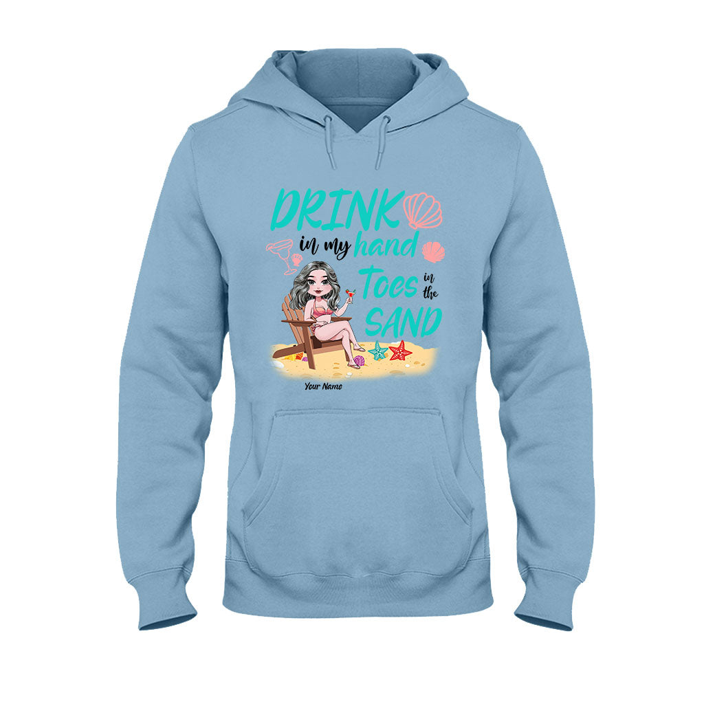 Drink in My Hand Toes The Sand - Personalisiertes T-Shirt und Hoodie für Meeresliebhaber