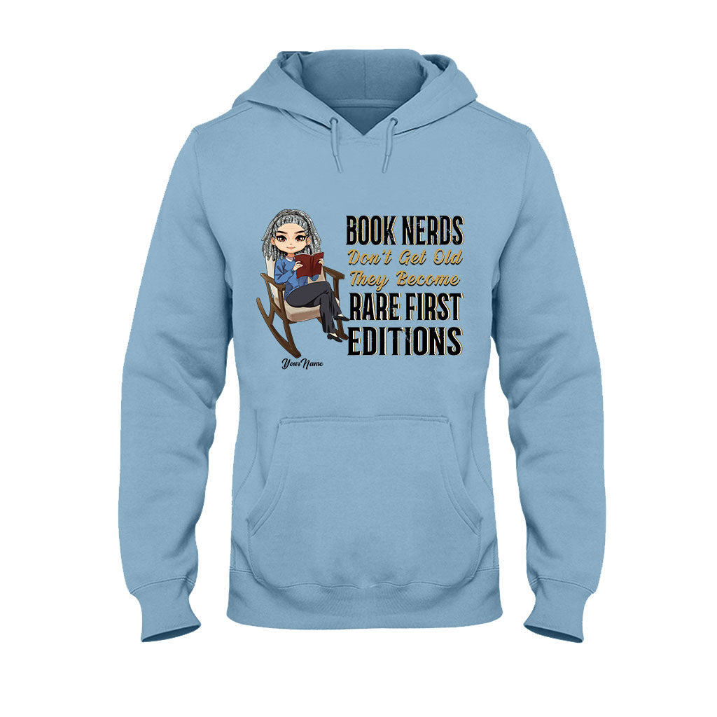 Bücherwürmer werden nicht alt – Personalisiertes T-Shirt und Hoodie