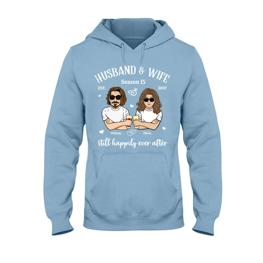 Ehemann und Ehefrau immer noch glücklich – Personalisiertes Partner-T-Shirt und Hoodie