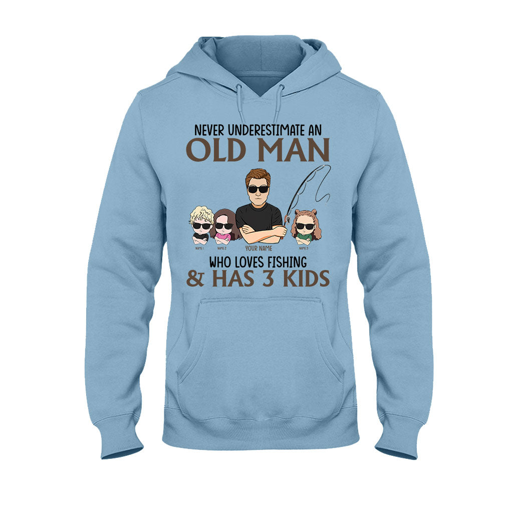 Unterschätze niemals einen alten Mann, der gerne angelt – personalisiertes Vatertags-T-Shirt und Hoodie