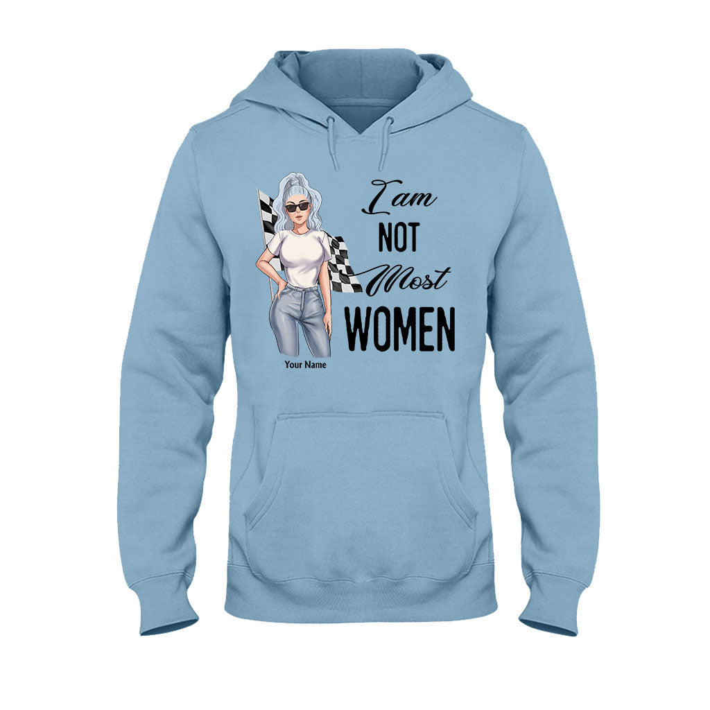 Ich bin nicht wie die meisten Frauen – Personalisiertes Renn-T-Shirt und Hoodie