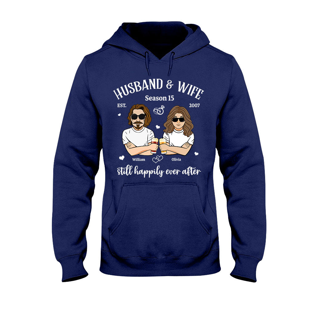 Ehemann und Ehefrau immer noch glücklich – Personalisiertes Partner-T-Shirt und Hoodie