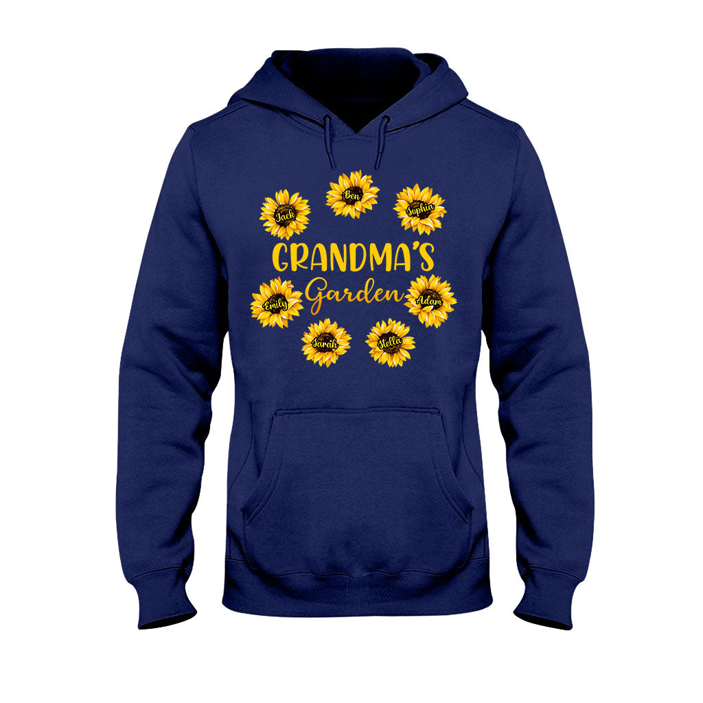 Omas Garten – Geschenk für Oma, Mama, Papa, Opa – Personalisiertes T-Shirt und Hoodie