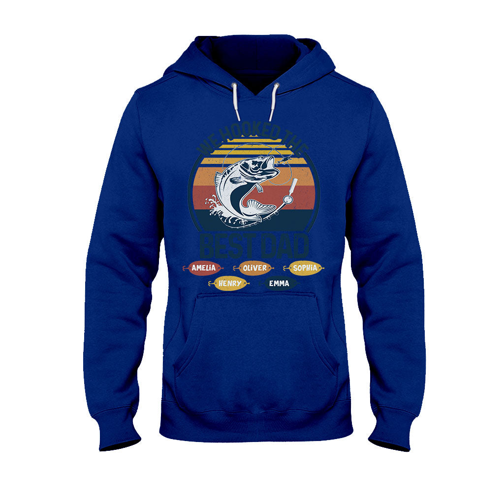Wir haben den besten Angel-Papa und Opa am Haken! – Angelgeschenk für Papa und Opa – Personalisiertes T-Shirt und Hoodie