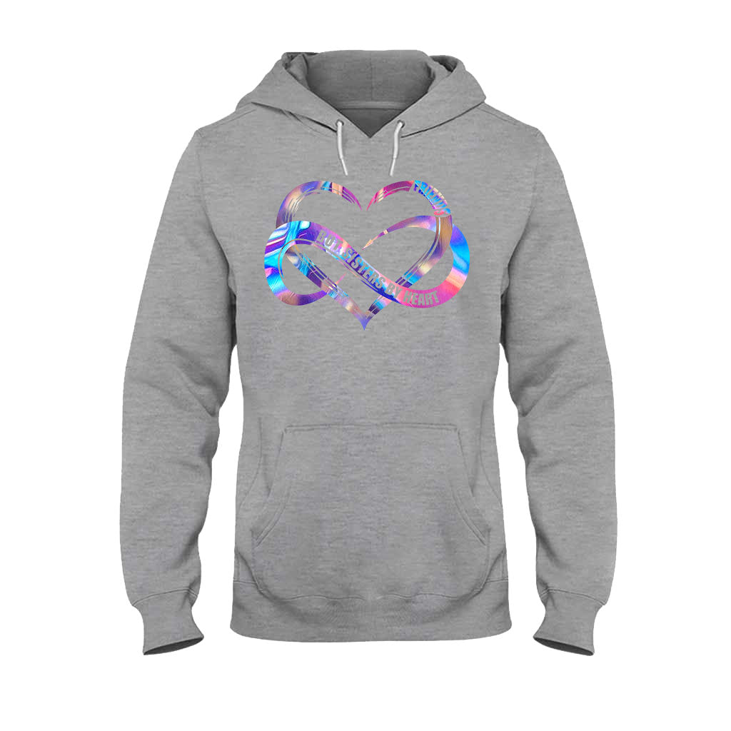 Nicht blutsverwandt, aber im Herzen Schwestern – Personalisiertes Bestie-T-Shirt und Hoodie