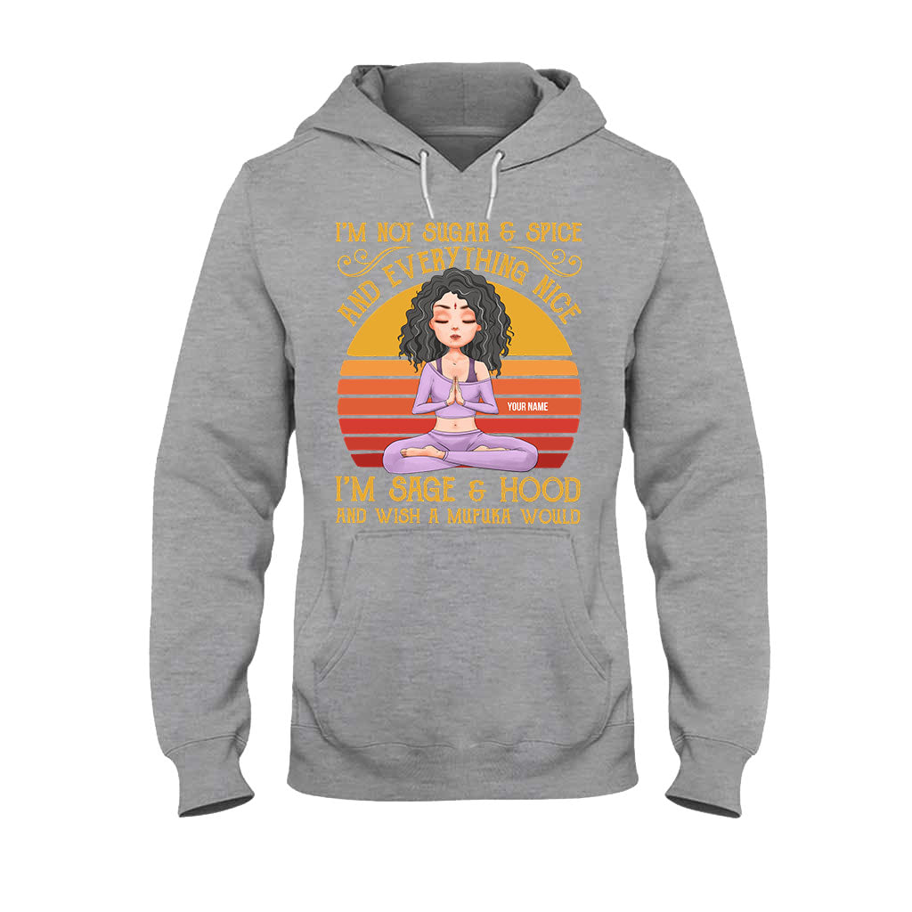 Ich bin Sage And Hood – Personalisiertes Yoga-T-Shirt und Hoodie