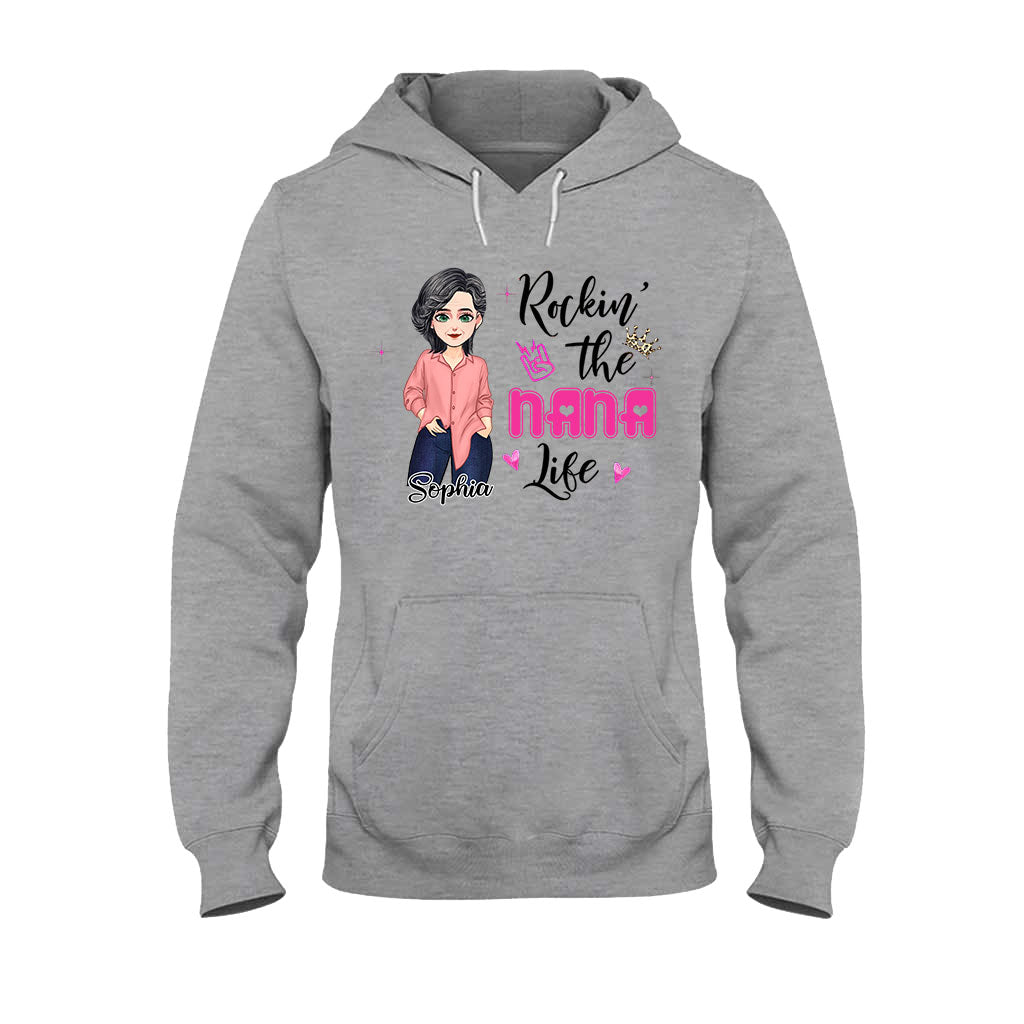 Das Oma-Leben rocken – Geschenk für Oma und Mama – Personalisiertes T-Shirt und Hoodie