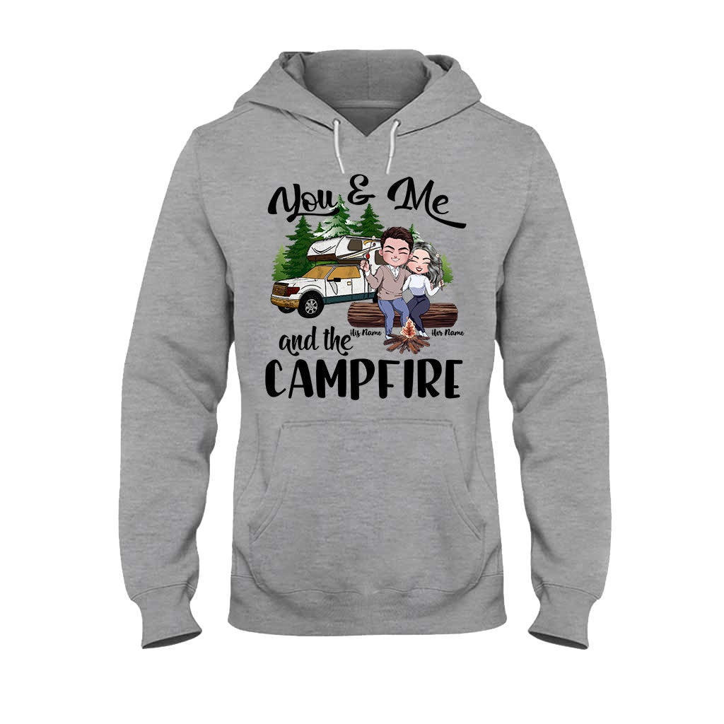 Du und ich und das Lagerfeuer – Personalisiertes Camping-T-Shirt und Hoodie