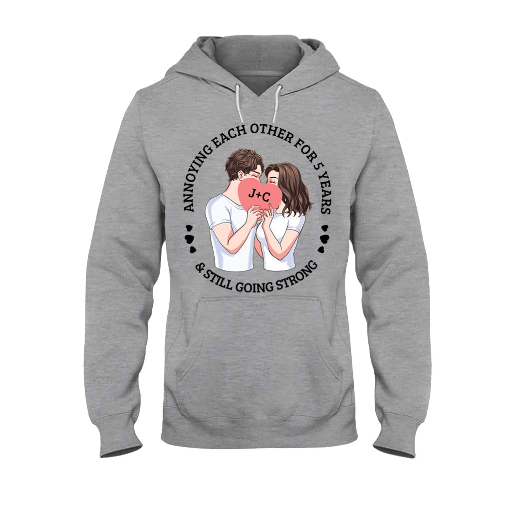 Sie ärgern sich seit Jahren und sind immer noch glücklich zusammen – personalisiertes Pärchen-T-Shirt und Hoodie