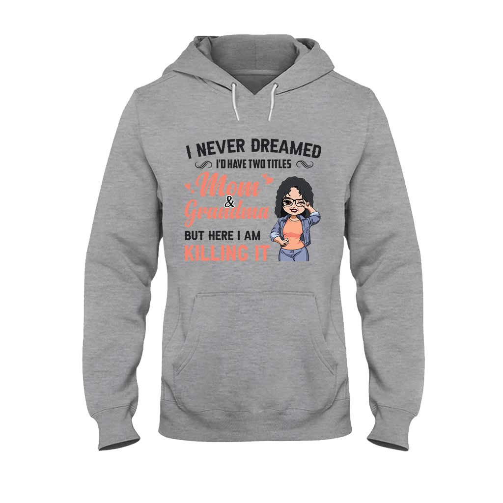 Ich hätte nie gedacht, dass ich mal Mama und Oma sein würde – Personalisiertes Muttertags-T-Shirt und Hoodie