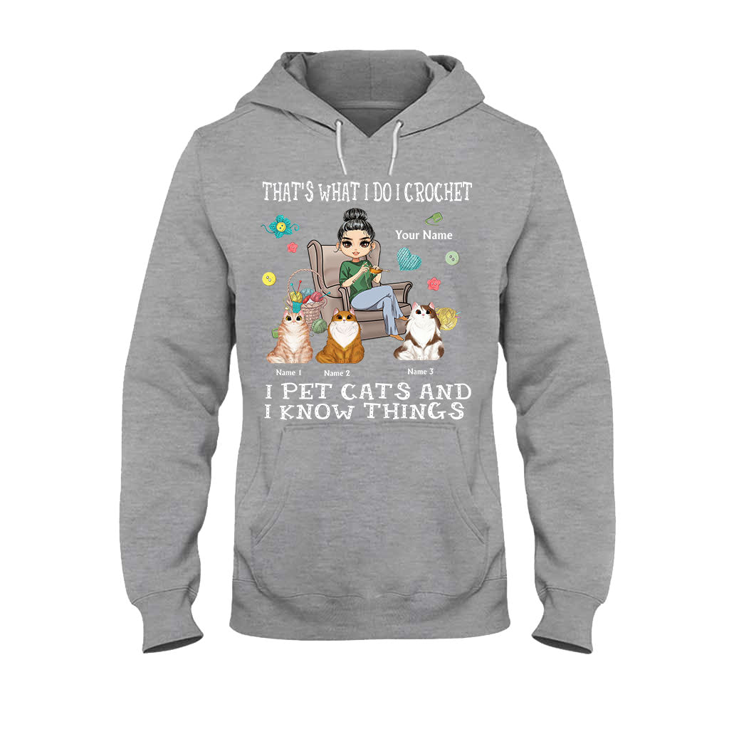 Das ist, was ich mache: Ich häkle, ich streichle Katzen und ich weiß Dinge – personalisiertes T-Shirt und Hoodie