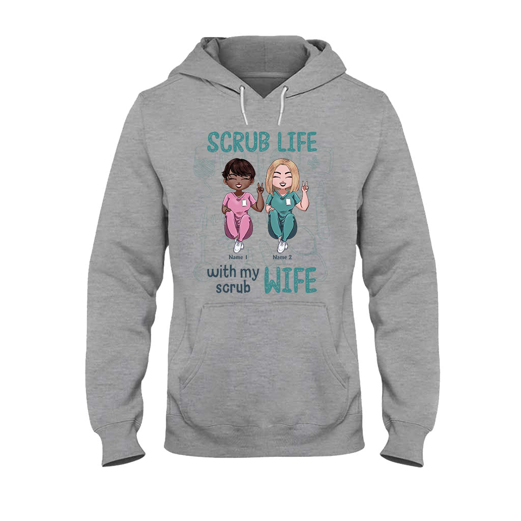 Das Leben mit meiner OP-Frau – personalisiertes T-Shirt und Hoodie für Krankenschwestern