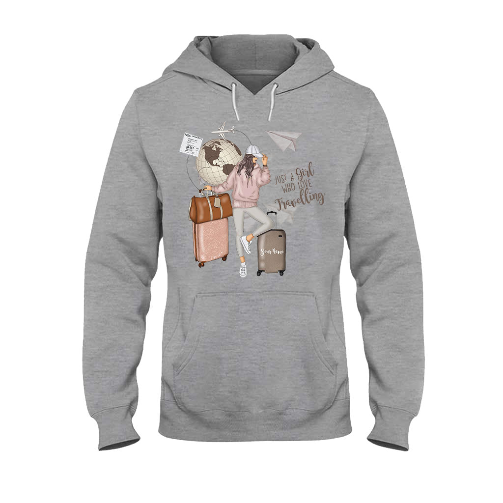 Einfach ein Mädchen, das gerne reist – personalisiertes T-Shirt und Hoodie