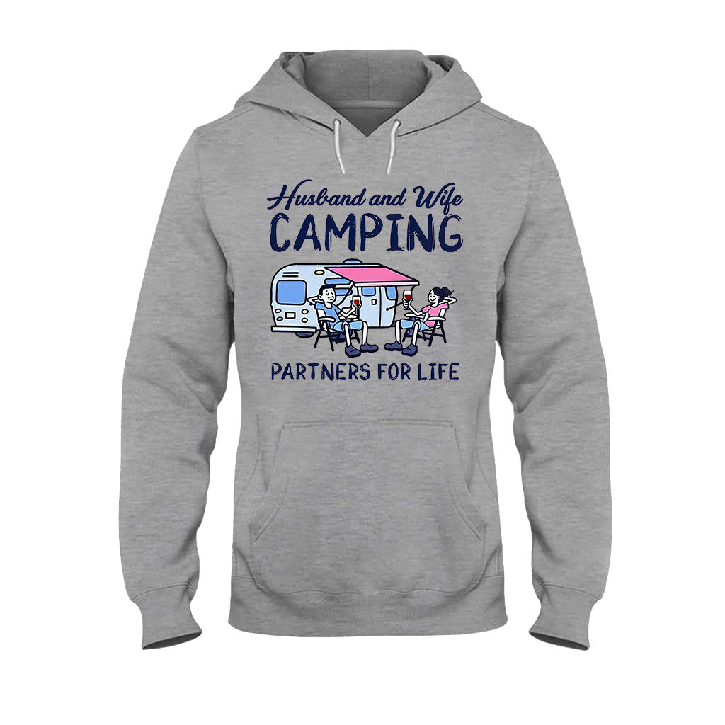 Campingpartner fürs Leben – Camping-T-Shirt und Hoodie für Ehepaare (112021)