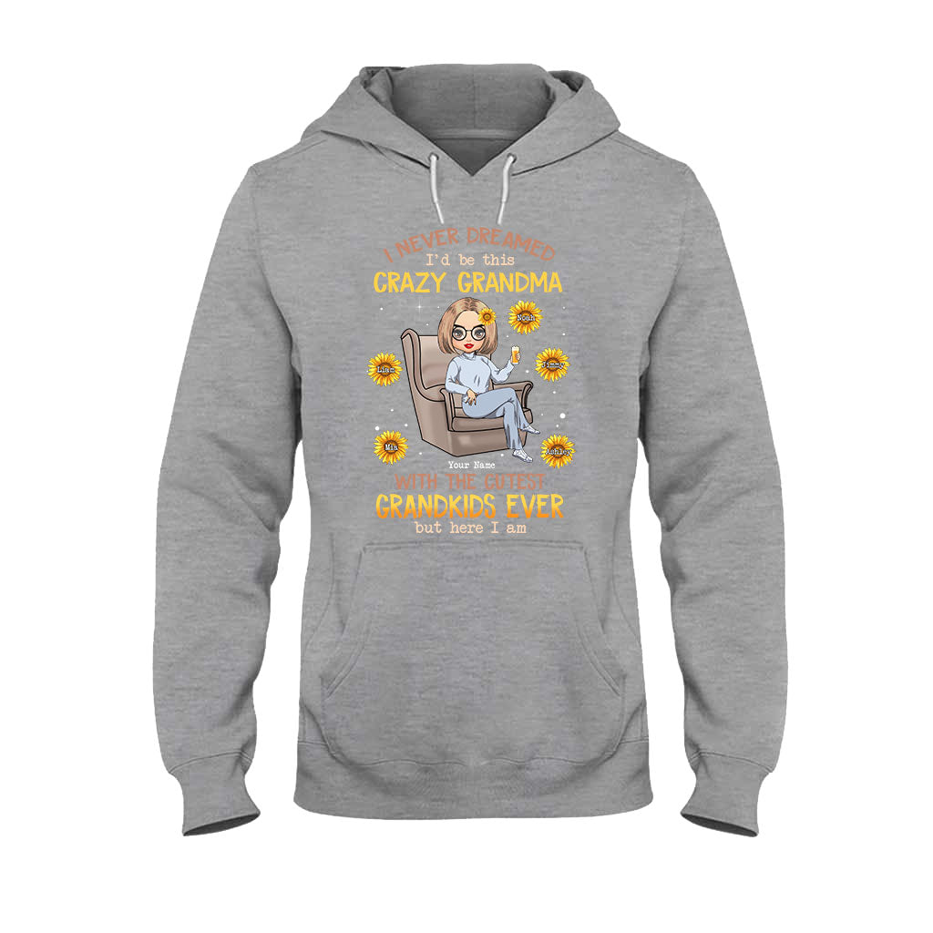 Hätte ich mir nie träumen lassen, diese verrückte Oma der süßesten Enkelkinder zu sein – personalisiertes T-Shirt und Hoodie