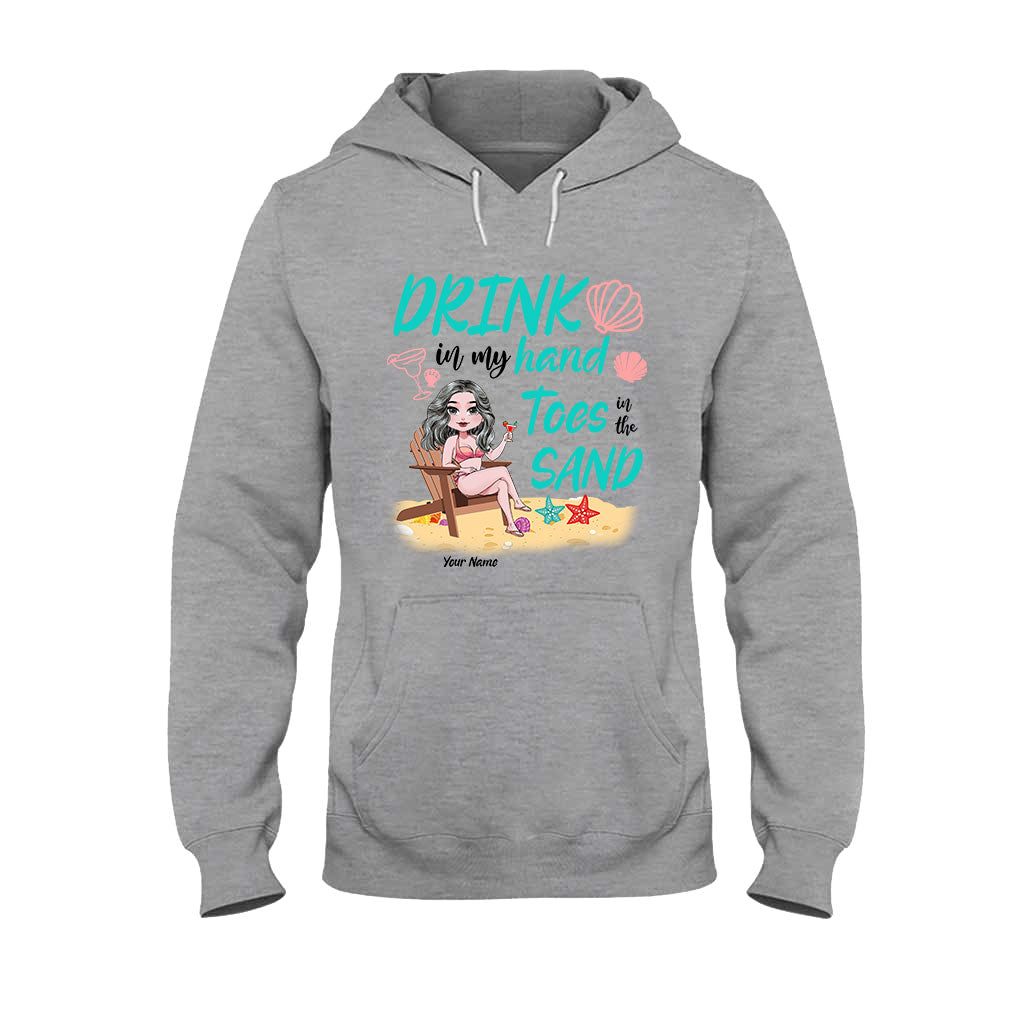 Drink in My Hand Toes The Sand - Personalisiertes T-Shirt und Hoodie für Meeresliebhaber