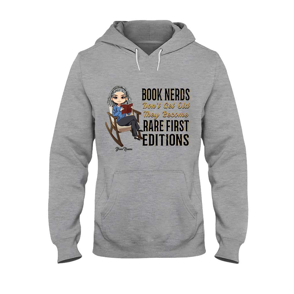 Bücherwürmer werden nicht alt – Personalisiertes T-Shirt und Hoodie