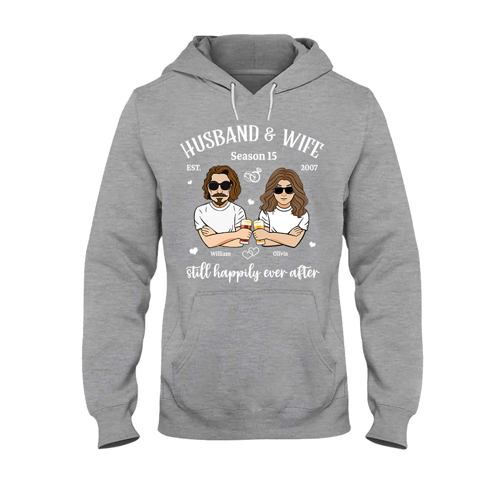 Ehemann und Ehefrau immer noch glücklich – Personalisiertes Partner-T-Shirt und Hoodie