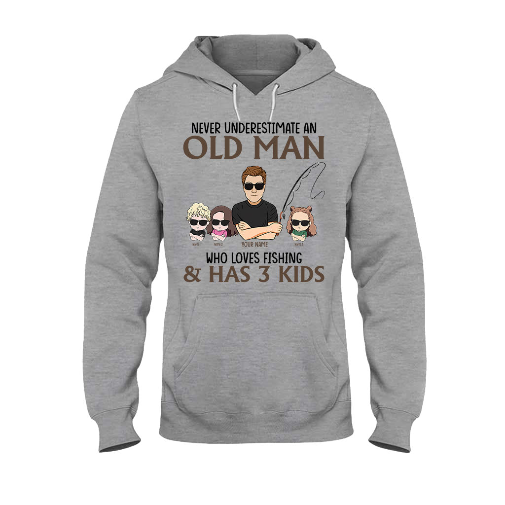 Unterschätze niemals einen alten Mann, der gerne angelt – personalisiertes Vatertags-T-Shirt und Hoodie