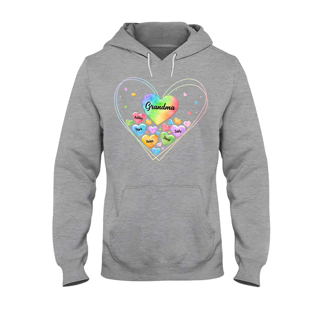 Buntes Herz für Oma und Mutter – Geschenk für Oma, Mama – Personalisiertes T-Shirt und Hoodie