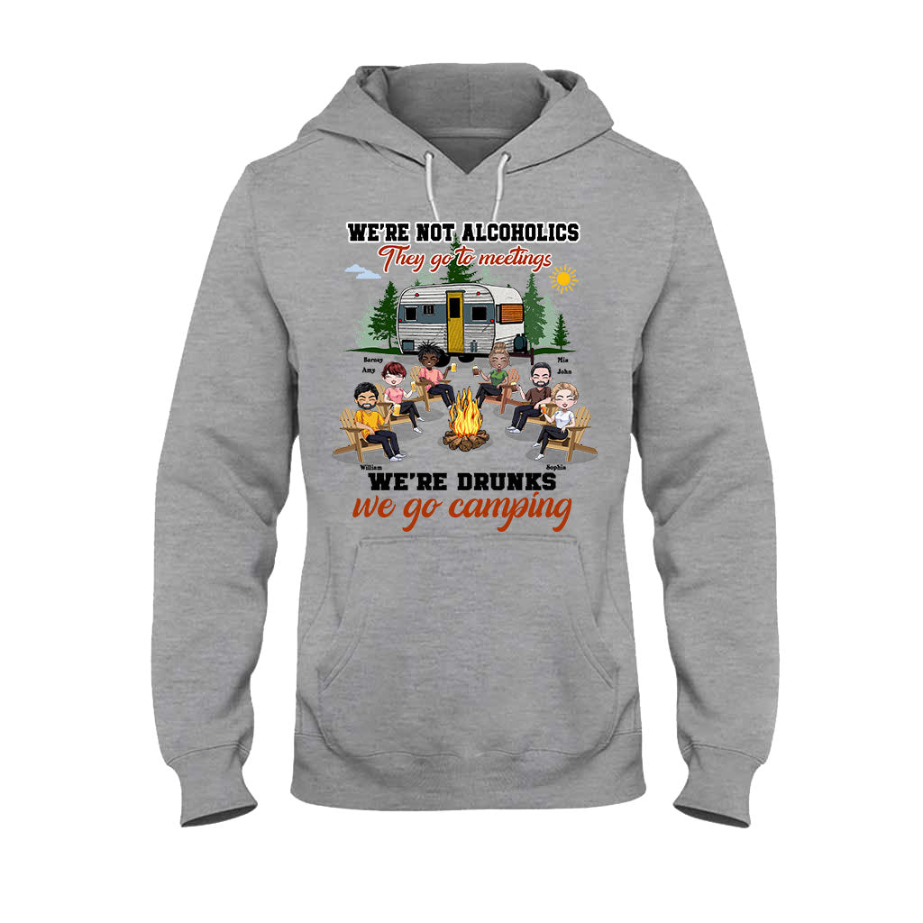 Wir sind keine Alkoholiker, die zum Treffen gehen – Personalisiertes Camping-T-Shirt und Hoodie