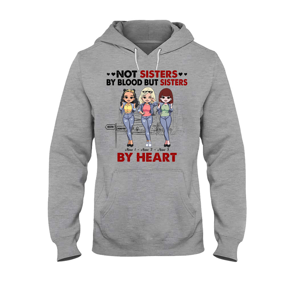 Nicht blutsverwandt, aber im Herzen Schwestern – Personalisiertes Bestie-T-Shirt und Hoodie