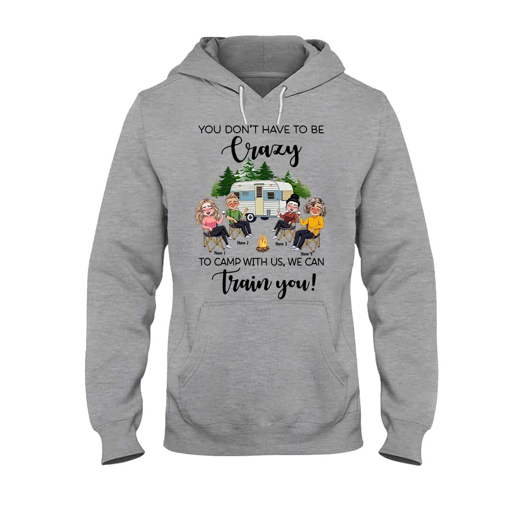 Du musst nicht verrückt sein, um mit uns zu campen – personalisiertes Camping-T-Shirt und Hoodie
