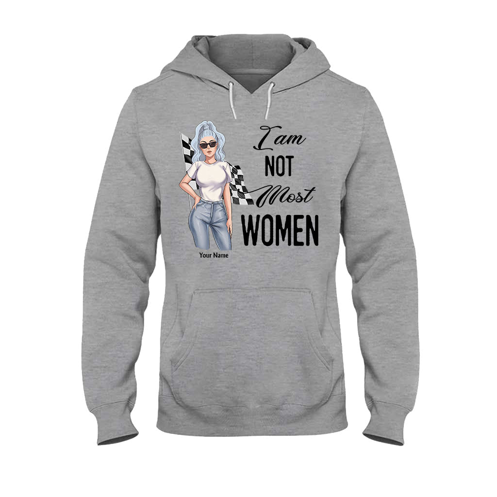 Ich bin nicht wie die meisten Frauen – Personalisiertes Renn-T-Shirt und Hoodie