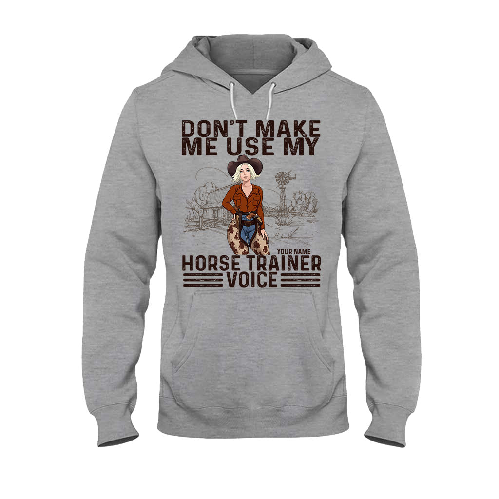 „Zwing mich nicht, meine Pferdetrainerstimme zu benutzen!“ – Personalisiertes Pferde-T-Shirt und Hoodie