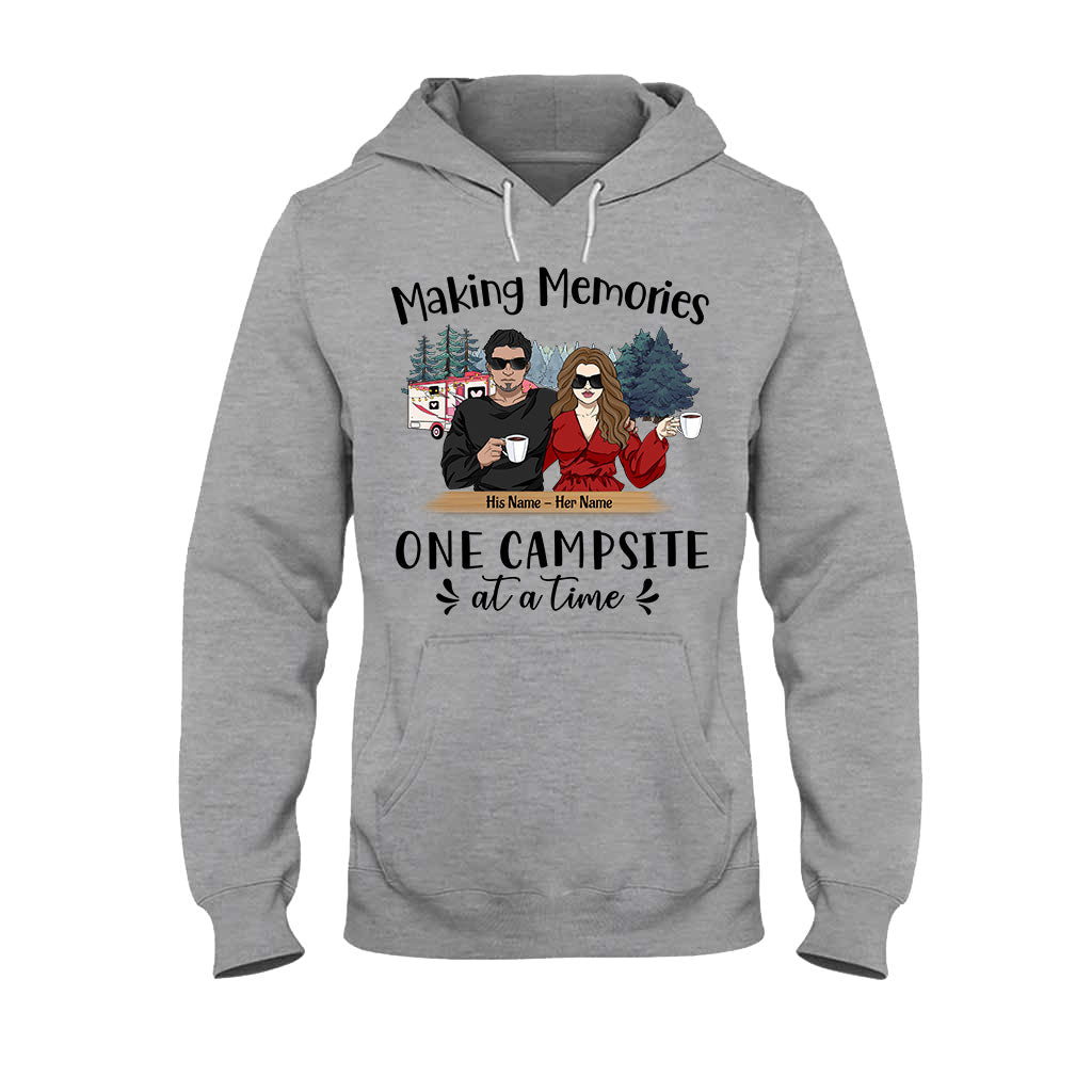 Nur wir zwei beim Camping – Personalisiertes T-Shirt und Hoodie
